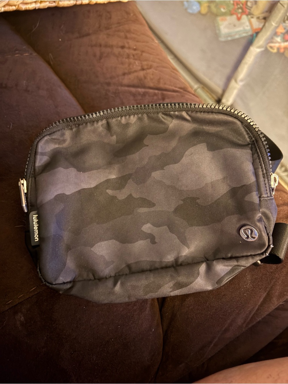 Lululemon 2 L camo belt bag